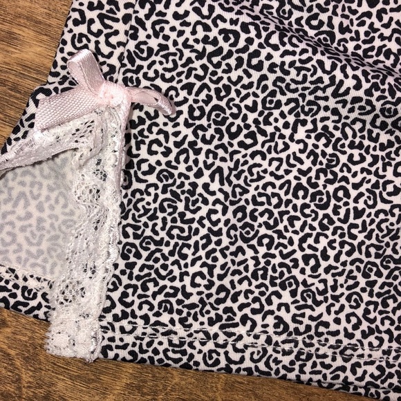 Small cozy leopard print silky night lounge shorts - Picture 5 of 6